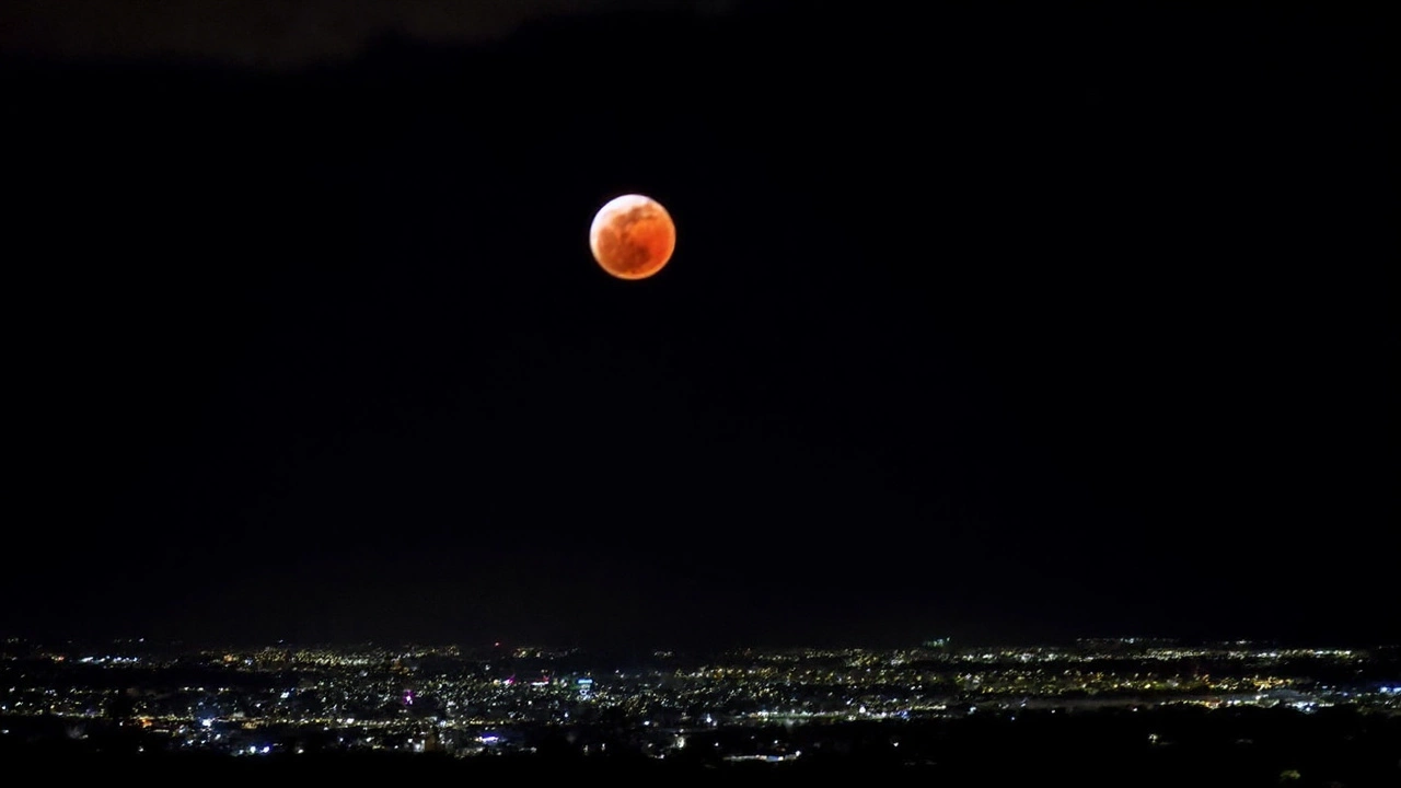 /blood-moon-2025-total-lunar-eclipse-drenches-night-sky-in-copper-light